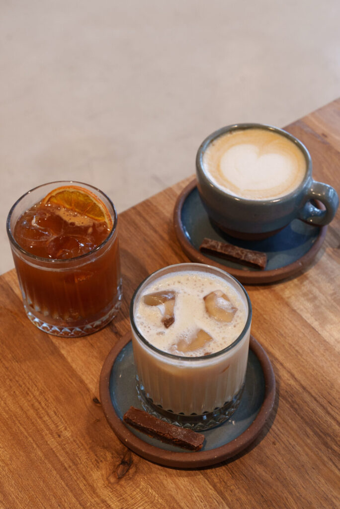 Iced latte, espresso tonic y latte con arte latte en Gorrión, cafetería de especialidad