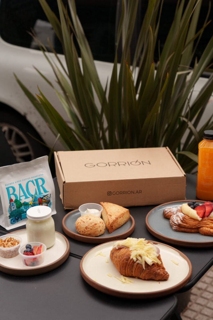 Caja Gorrión con café en grano Buenos Aires Coffee Roasters, croissant, danesa, chipá y jugo