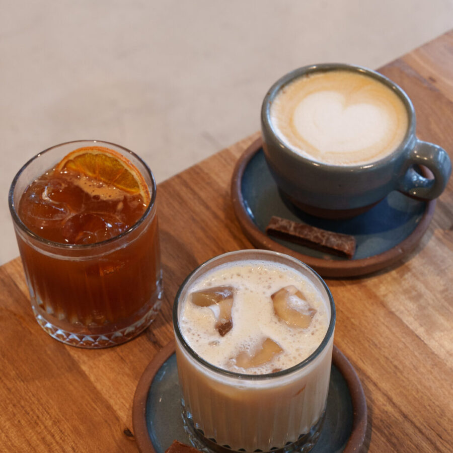 Espresso tonic, salted caramel latte frío y salted caramel latte en Gorrión