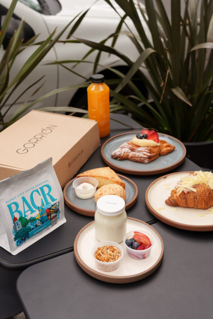 Yogur natural con granola y frutas frescas, parte de una caja de desayuno Gorrión
